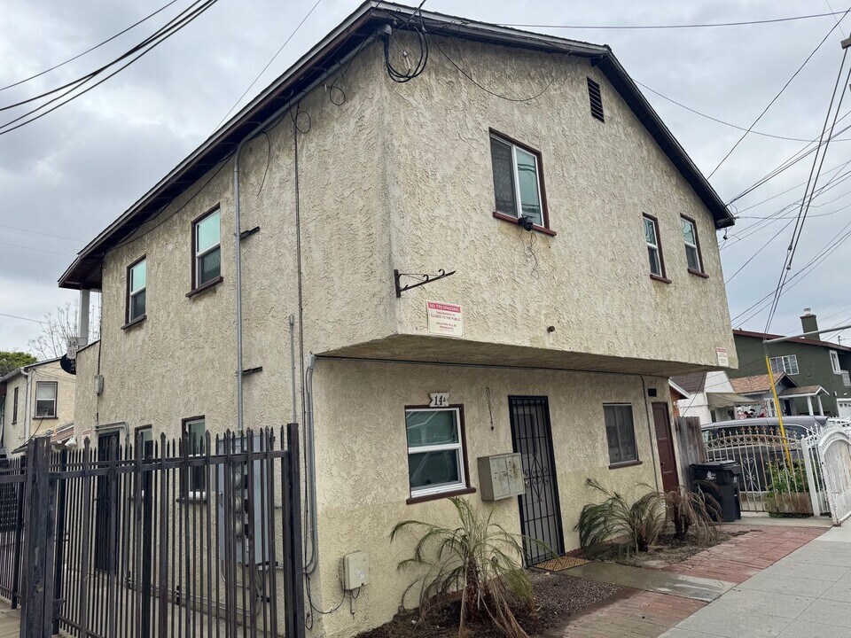 14 W Pleasant St in Long Beach, CA - Building Photo