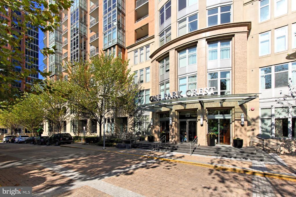 8220 Crestwood Heights Dr in McLean, VA - Building Photo