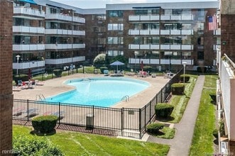 1460 Elm St in Stratford, CT - Building Photo - Building Photo