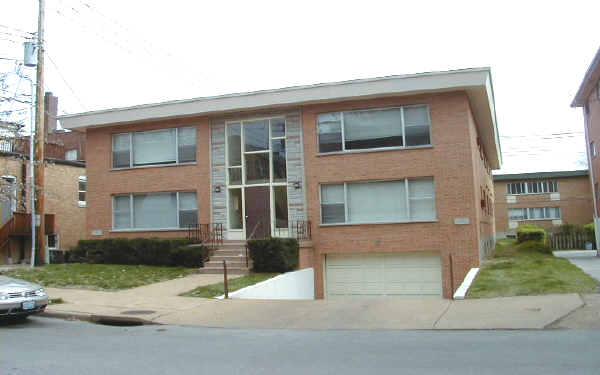 610 Forest Ct in Clayton, MO - Foto de edificio