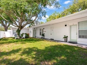 2441 Granada Ave, Unit 3 in Vero Beach, FL - Foto de edificio - Building Photo