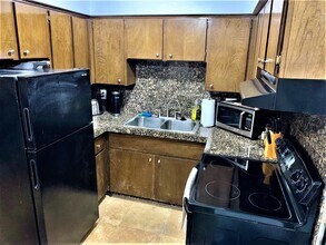 565 S Royal Crest Cir, Unit 6 in Las Vegas, NV - Building Photo - Building Photo