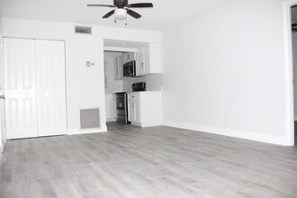230 Lake Frances Dr in West Palm Beach, FL - Building Photo - Building Photo