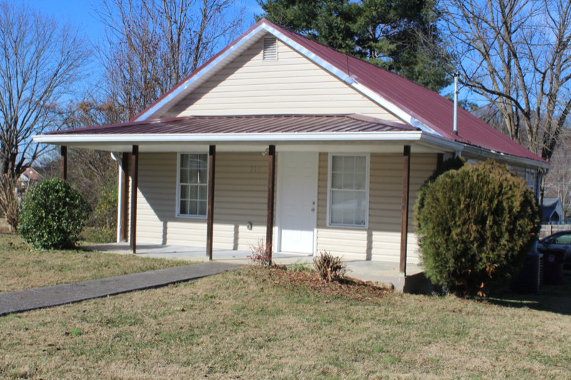 215 Bettie St in Johnson City, TN - Foto de edificio