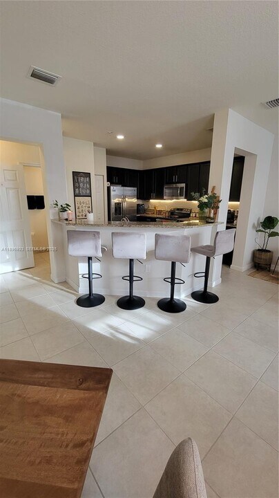 10630 NW 88th St in Doral, FL - Building Photo