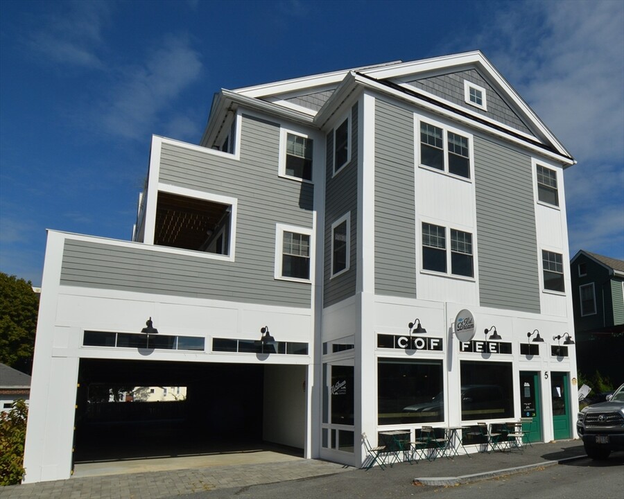 5 W Dane St in Beverly, MA - Building Photo