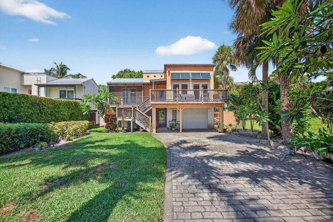 1042 SE St Lucie Blvd in Stuart, FL - Building Photo