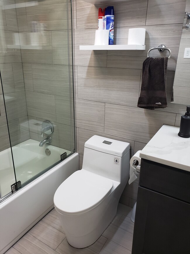 2201 L St NW, Unit 204 in Washington, DC - Building Photo - Building Photo