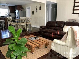 501 Vista Grande Cir in Charlotte, NC - Building Photo