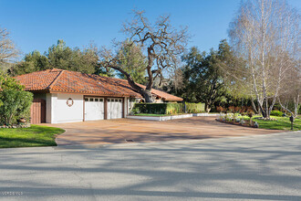 4090 Cresthaven Dr in Westlake Village, CA - Building Photo - Building Photo