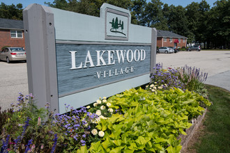 Lakewood Village in Southwick, MA - Foto de edificio - Building Photo