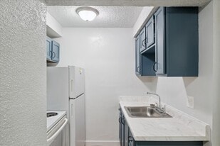 Greenfield Apartments in Detroit, MI - Building Photo