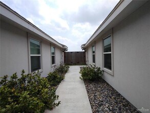 2012 Summerland Ln in Edinburg, TX - Building Photo - Building Photo