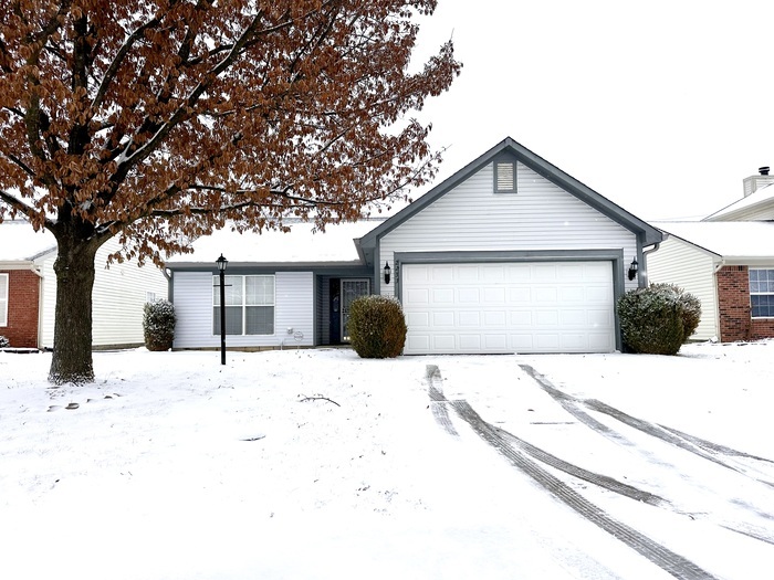 2233 Historic Oaks Blvd in Indianapolis, IN - Building Photo