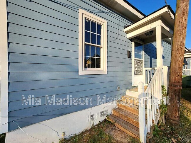 620 W Anderson Ln in Savannah, GA - Building Photo - Building Photo