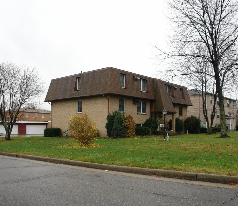 5751 Sheridan Rd in Youngstown, OH - Building Photo