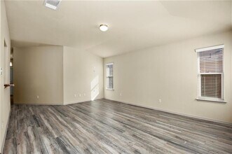 112 Hondo Gap Ln in Jarrell, TX - Foto de edificio - Building Photo