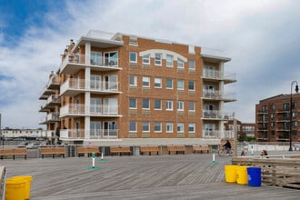 Oceanwalk Condominiums in Long Beach, NY - Foto de edificio - Building Photo