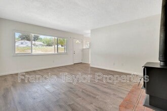 525 Smilax Rd in Vista, CA - Building Photo - Building Photo