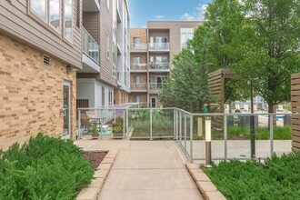 Woodview Apartments in Deerfield, IL - Foto de edificio - Building Photo