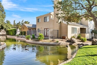 7675 N 1st St, Unit 136 in Fresno, CA - Foto de edificio - Building Photo