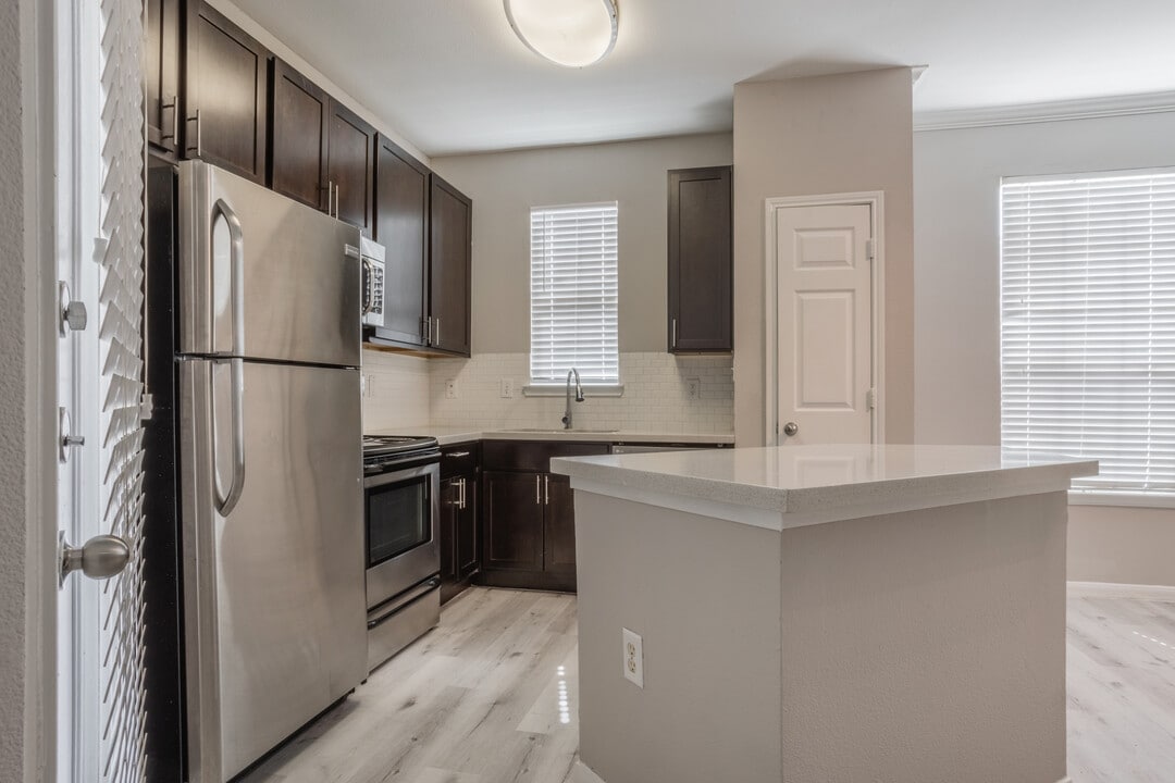 Estates at Fountain Lake in Stafford, TX - Building Photo