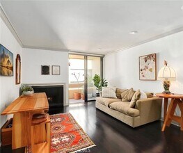 750 Kings Rd, Unit 325 in Los Angeles, CA - Building Photo - Building Photo