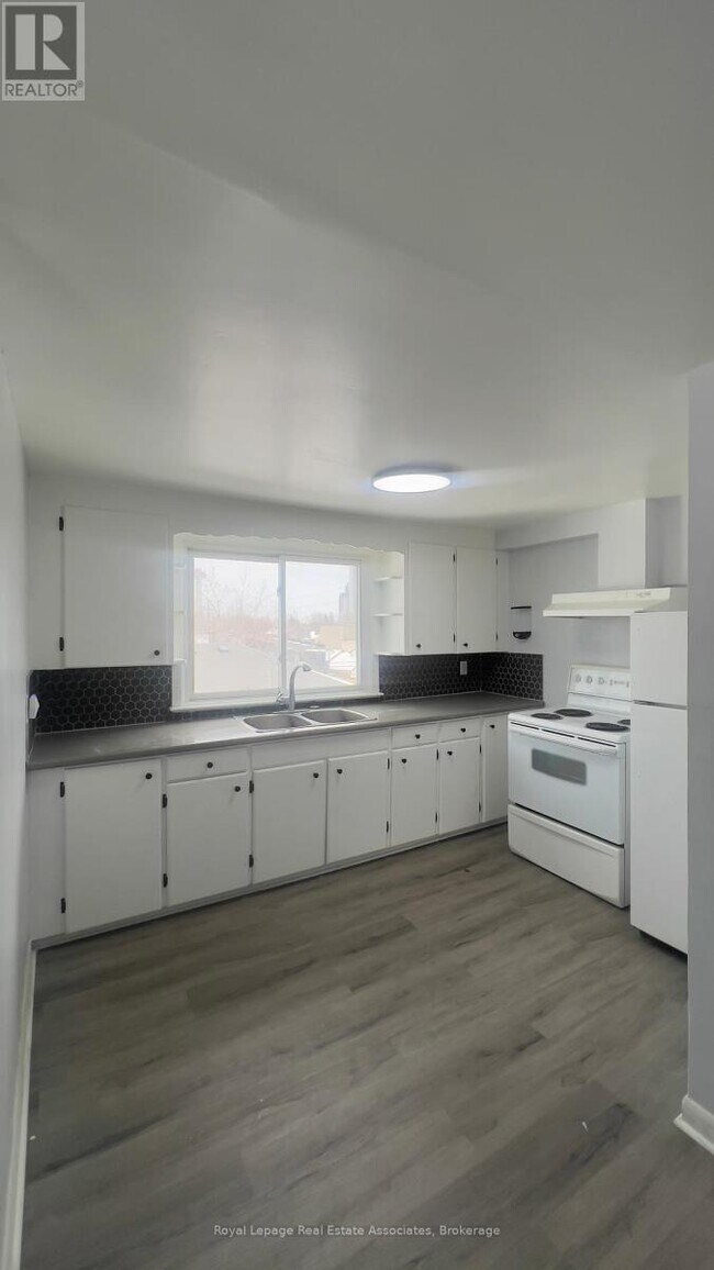 5957 Barker St in Niagara Falls, ON - Building Photo - Building Photo