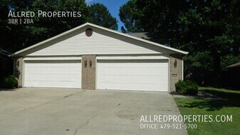 822 N Daisy Ln in Fayetteville, AR - Building Photo