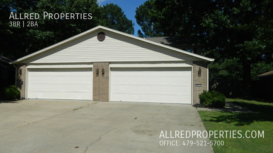 822 N Daisy Ln in Fayetteville, AR - Building Photo