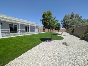30100 San Joaquin Dr in Cathedral City, CA - Building Photo - Building Photo