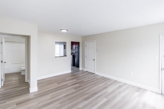 Newport Landings Apartment Community in Middletown, RI - Foto de edificio - Building Photo