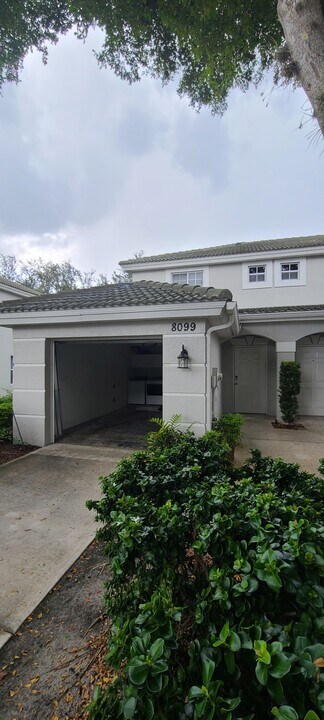 8099 Pacific Beach Dr in Ft. Myers, FL - Building Photo