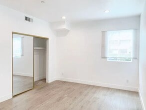 1235 W 37th Pl in Los Angeles, CA - Foto de edificio - Building Photo