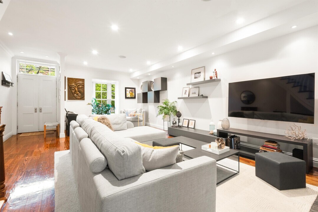 227 5th St in Jersey City, NJ - Building Photo