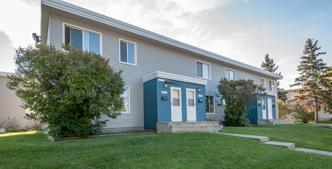 Ascot Gardens in Edmonton, AB - Building Photo