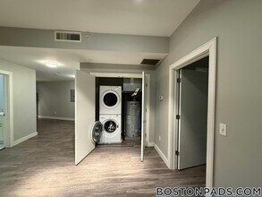 23 Central Ave, Unit 406 in Lynn, MA - Foto de edificio - Building Photo