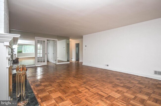 3313 W Coquelin Terrace in Chevy Chase, MD - Building Photo - Building Photo