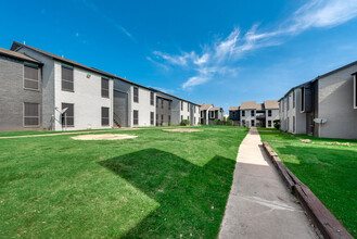 Harwell Apartments in Dallas, TX - Foto de edificio - Building Photo