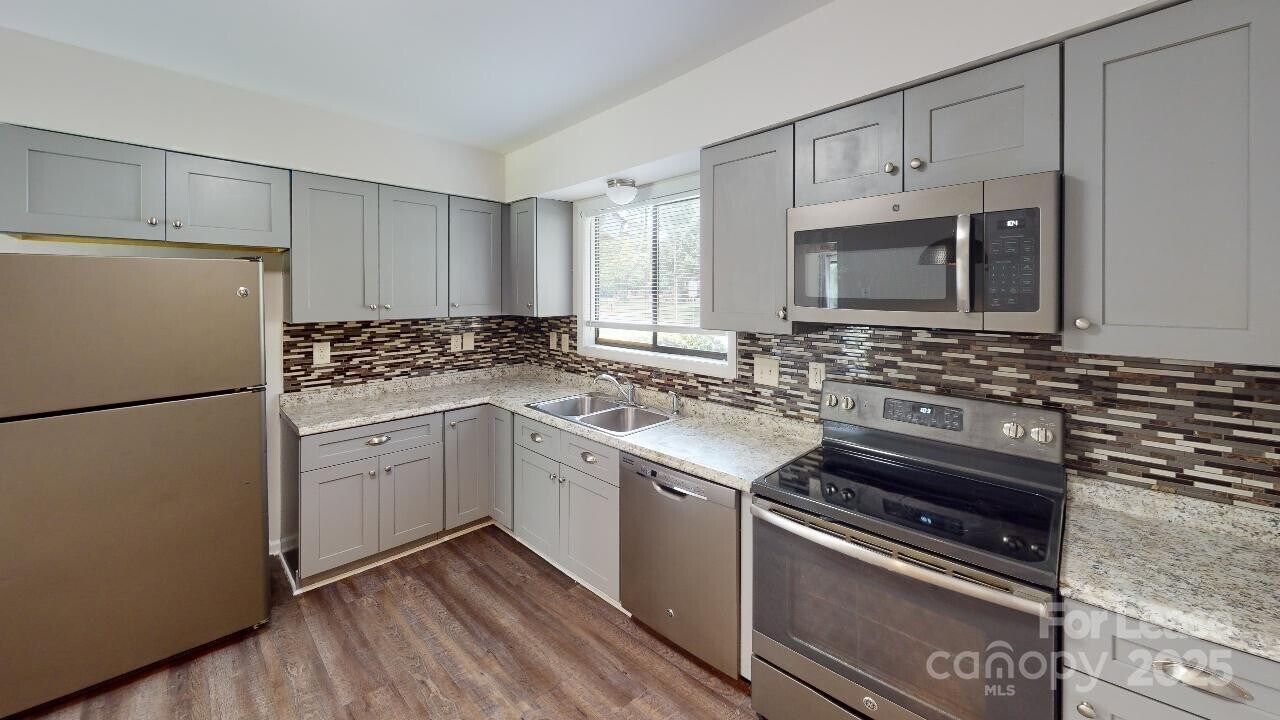 5921 Falstaff Dr in Charlotte, NC - Building Photo