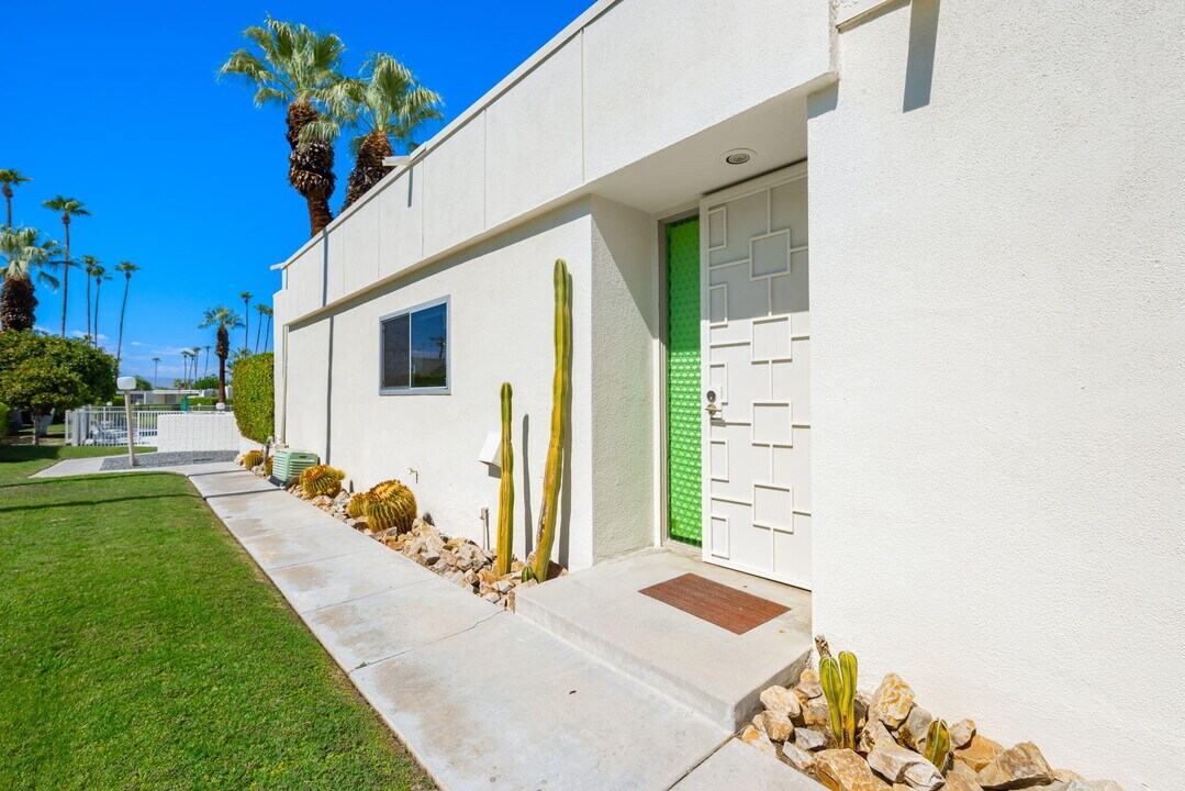 800 E La Verne Way in Palm Springs, CA - Building Photo