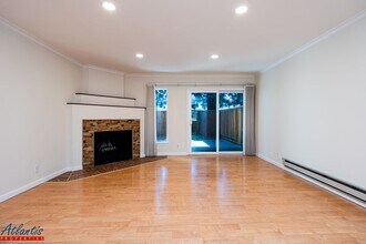 1279 Poplar Ave in Sunnyvale, CA - Foto de edificio - Building Photo