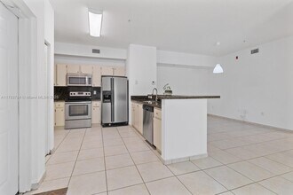 7360 NW 114th Ave in Doral, FL - Foto de edificio - Building Photo