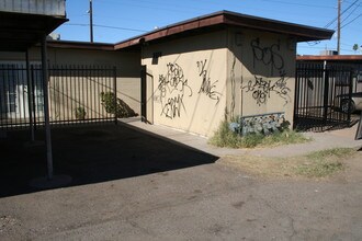 4817 N 37th Ave in Phoenix, AZ - Foto de edificio - Building Photo