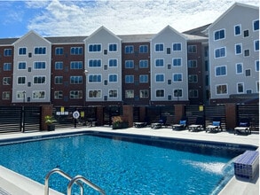 The Landings at Riverwalk in Elmwood Park, NJ - Foto de edificio - Building Photo