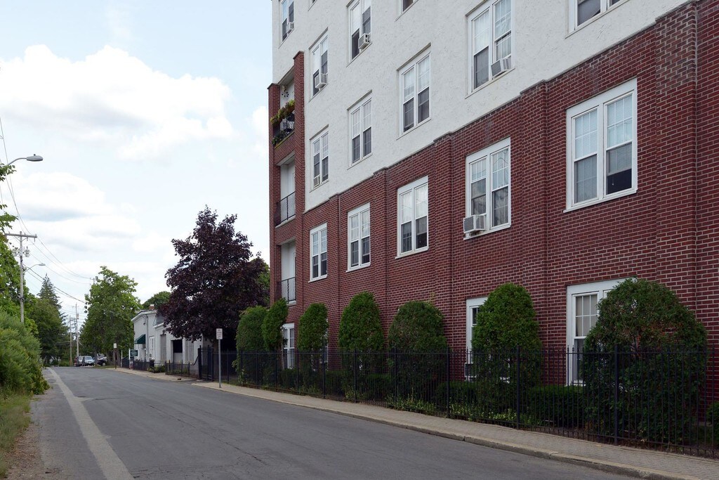 Townhouse Apartments Whitman, MA Apartments