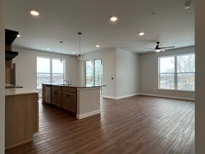 SCS Wolf River in New London, WI - Foto de edificio - Building Photo