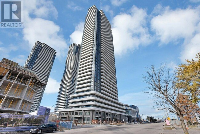 28 Interchange Wy in Vaughan, ON - Building Photo - Building Photo