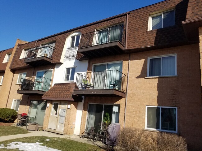 9480 Bay Colony Dr in Des Plaines, IL - Building Photo - Building Photo