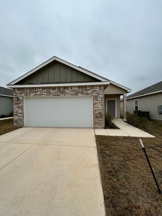 5226 Dawn Break in Saint Hedwig, TX - Building Photo